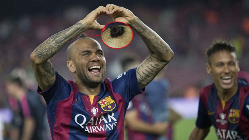 Dani Alves Resmi Terbuang dari Skuat Barcelona untuk Liga Europa. Copyright: © Grafis: Eli Suhaeli/INDOSPORT/GETTY IMAGES